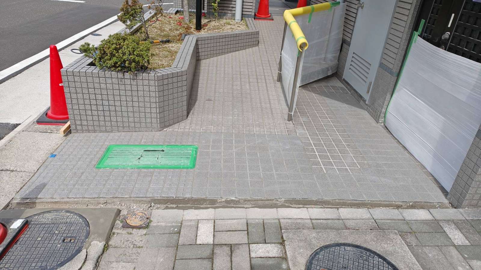 リフォーム後の歩道側から見たエントランス