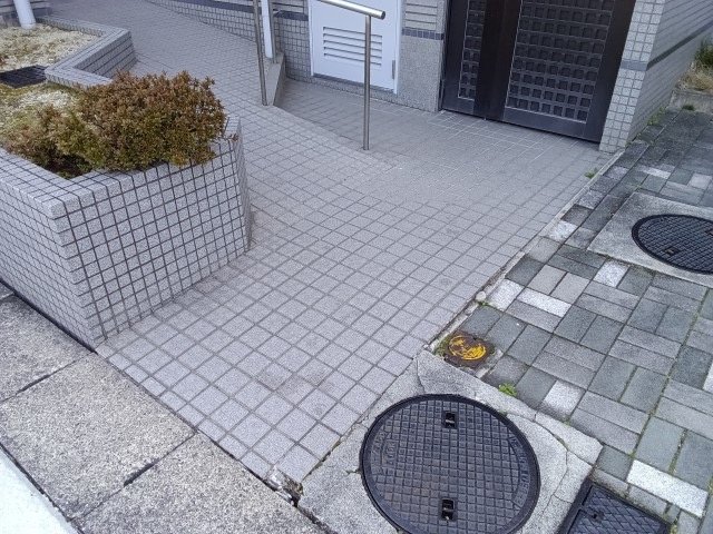 リフォーム前のマンションエントランス床